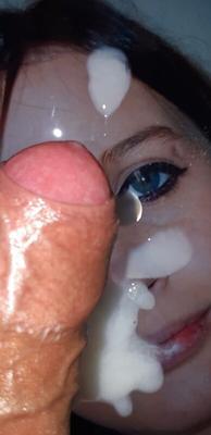 une salope bien gicl�e par ses pr�tendants !
