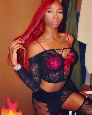 La beauté américaine crossdresser Roell Noelle