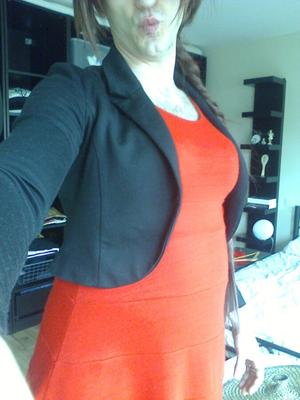 Vestido rojo, pantimedias a rayas.