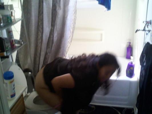 Aimee Guzman est assise sur les toilettes