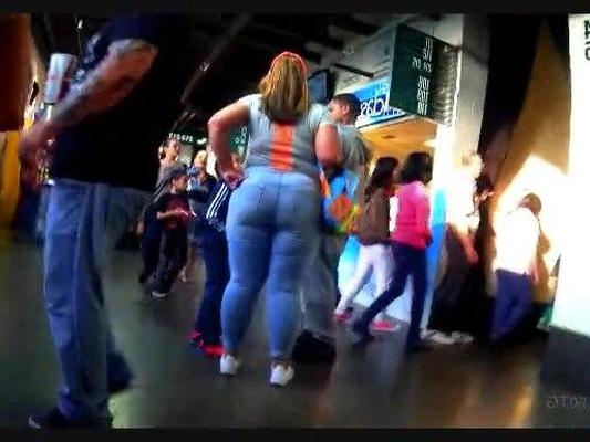 Latina grossa em jeans