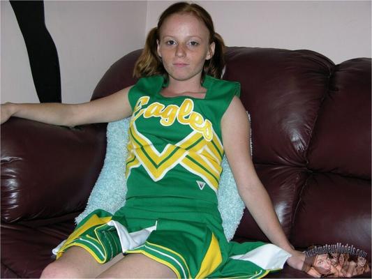 Ado pom-pom girl rousse nue - Vrais modèles amateurs