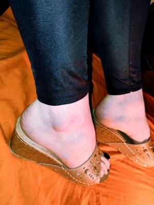 Eva pieds ongles noirs