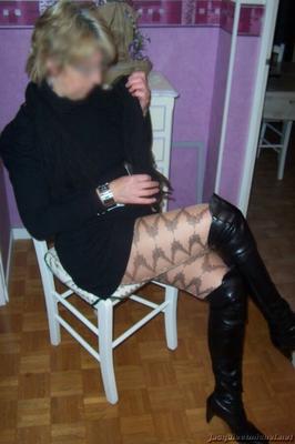 Abuela francesa rubia con cuerpo perfecto jugando sola...