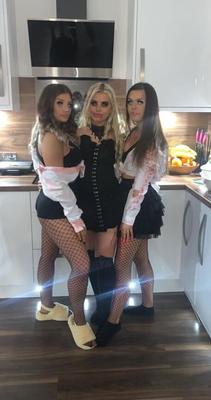 ハロウィンの衣装を着たスラットとスラッグ