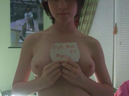 Une fille cosplay sexy à moitié asiatique se met nue