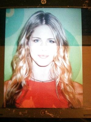 Emily Bett Rickards el semen homenaje