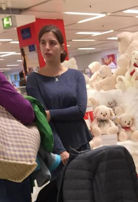 Ups, mamá joven con tetas lechosas y pezones duros!!!