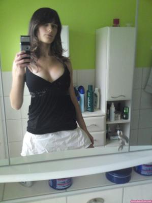 Ado allemande en chaleur avec des seins dodus