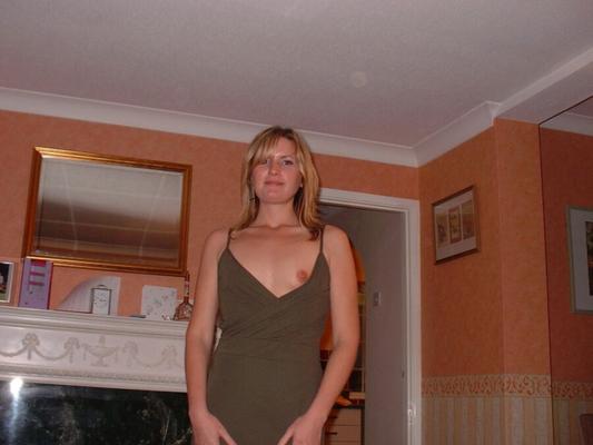 - Bonita amateur británica chupa y folla a lo perrito
