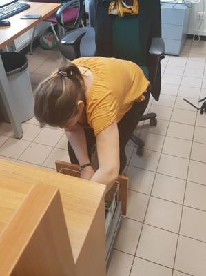 Une collègue arabe adolescente et son décolleté (candide)