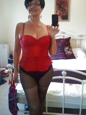 Qui est cette mature sexy ?