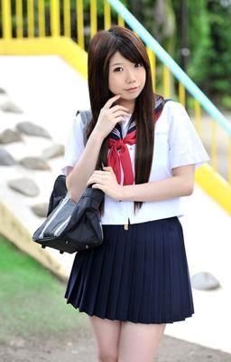 Matrosenanzug-Mädchen Natsu Aoi gezwungen