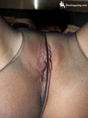 Chatte à travers des collants trouvée à stockingsimg