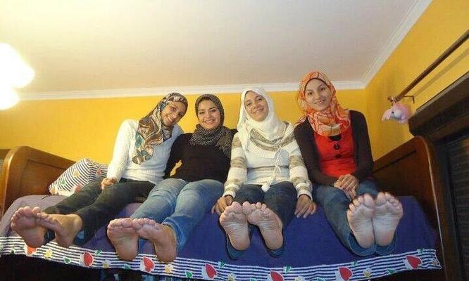 Fétichisme des pieds avec hijabi