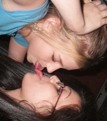 /~Girls kissing girls
