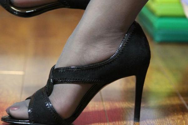 Talons, jambes, bas.