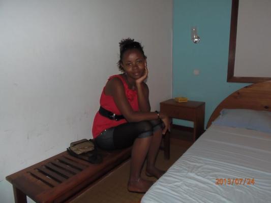 Une jolie pute africaine sexy se déshabille et suce bien une bite