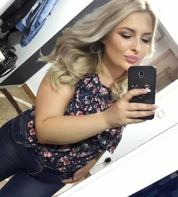 Jelena vruca plavusa s velikim prirodnim sisama
