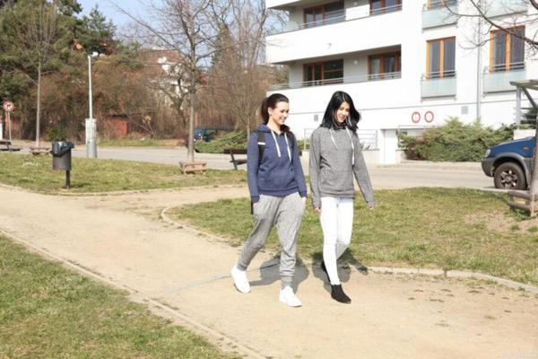 Lady Dee und Grilfriend-Raumsport