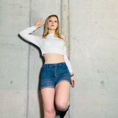 Linda adolescente alemana [sin desnudos]