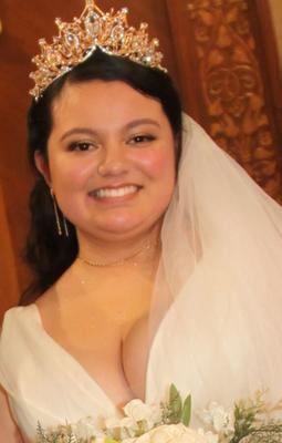 Jeune mariée aux gros seins et aux gros seins le jour de son mariage