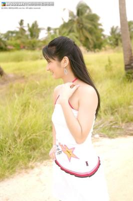 natalee cambell se desnuda en un campo