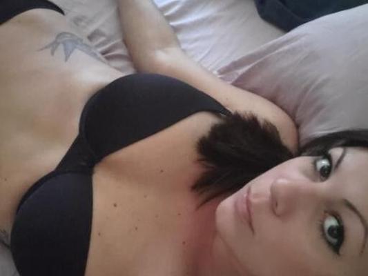 Salope aux gros seins exposée