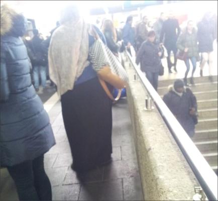 GROSSE SALOPE TURQUE EN HIJAB AVEC DES GRAS CACHÉS MASSIFS -Duisburg,
