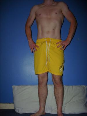 Mec chaud laisse tomber son short