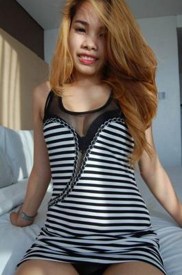 Un sexpot asiatique en noir et blanc me convient