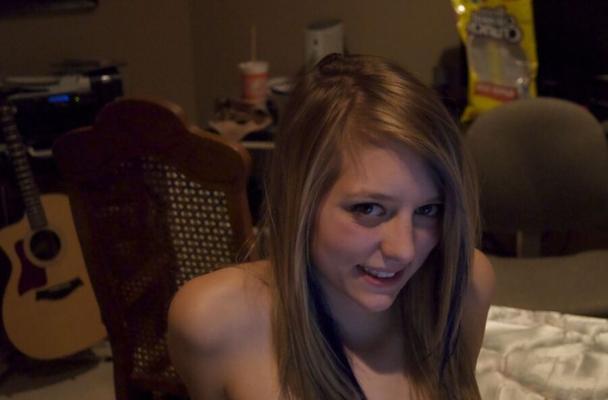 jolie jeune blonde à l'intérieur auto-shot fait maison