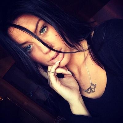 ペニスを吸う唇を持つセクシーな若い女の子