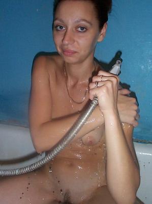 Femme russe amateur sous la douche (avant/après)