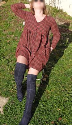 Vacances pour Lola qui revient de la Fac en bottes et collant-
