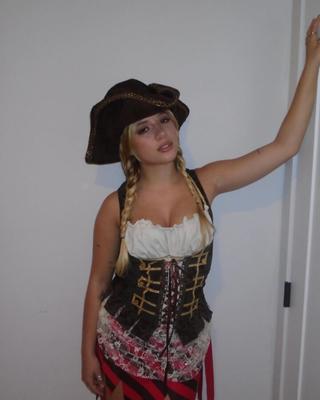 Kenzie Ziegler - Los Picapiedra y Piratas de Halloween