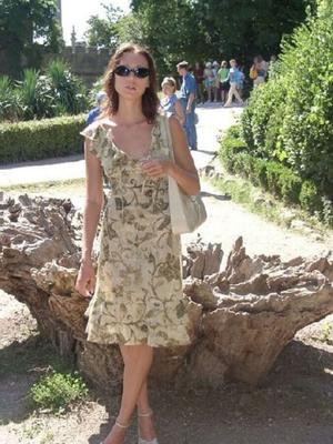Fille brune nudiste
