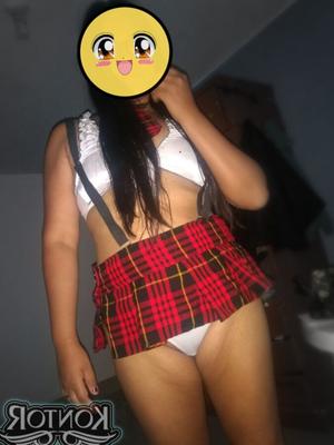 Latina "mi Canelita" en collants ???? bas ???? jupe