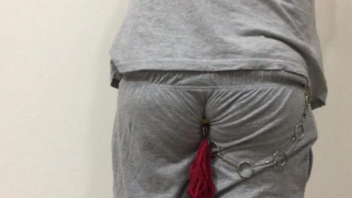 pantalon en plastique avec queue de plug