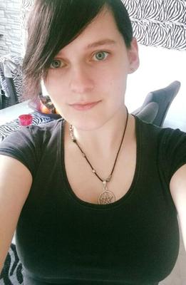 kleine Hure Kira aus Deutschland