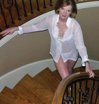 MILF delgada con tetas altas y coño afeitado
