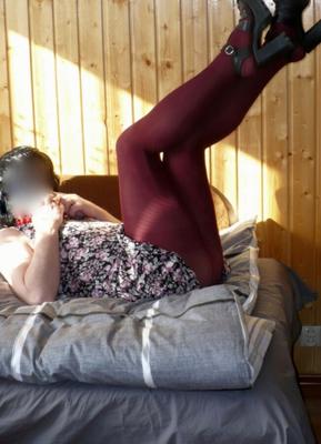 Reife Crossdresserin Gianna in Strümpfen und Miniröcken