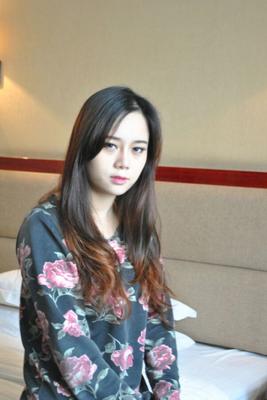 巨乳中国人ヤオは素敵なブッシュを持っています