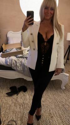 トニ、英国のセクシーな熟女ふしだらな女