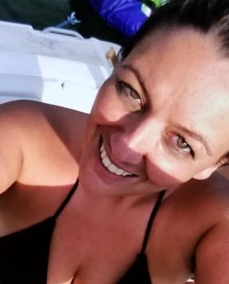 Tonia, la viande de baise amusante et aux gros seins exposée pour un commentaire sans limite