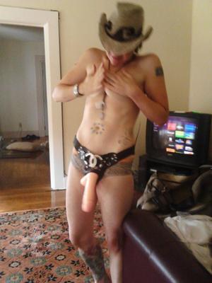 Freundin Courtney modelliert einen Strapon
