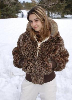Bonita chica con abrigo de piel