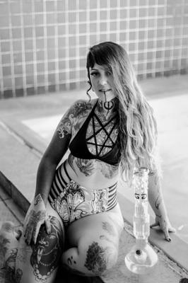 Suicide Girls - Lobach - Sentiments de mauvaises herbes