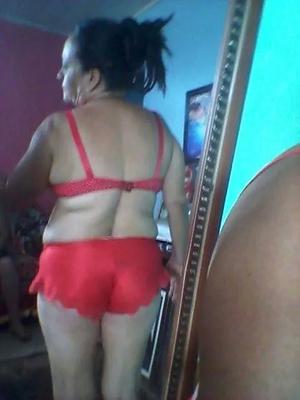 Mamies latines devant le miroir