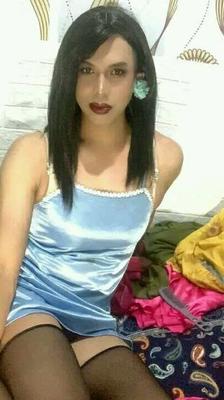 Andi Nana, la beauté indonésienne du travesti
